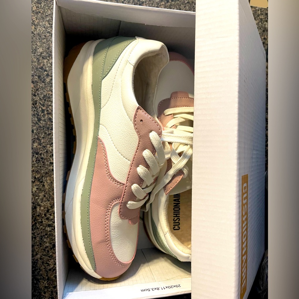 Cushionaire women's sneakers